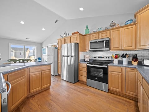 Spacious Kitchen - Extra Fridge