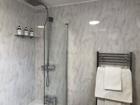 Superior Quadruple Room | Bathroom | Eco-friendly toiletries, hair dryer, towels, soap