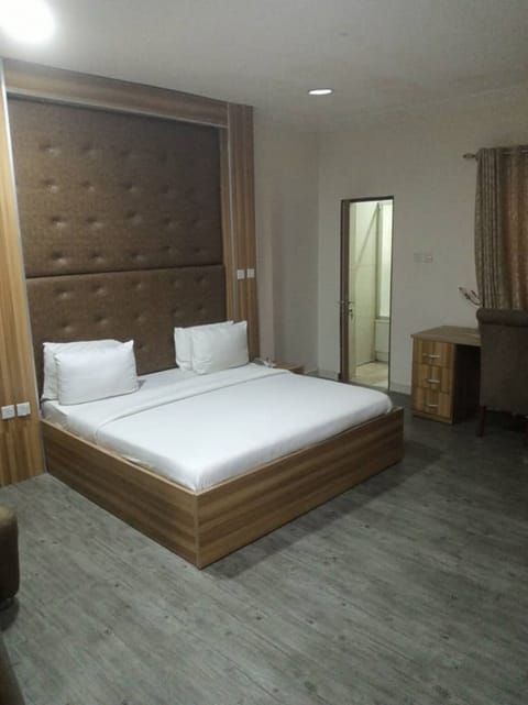 Deluxe Room | Egyptian cotton sheets, premium bedding, memory foam beds, desk