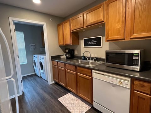 Ready to dish out some serious fun in our kitchen sink! From washing up after a feast to impromptu midnight snack cleanups, this sink is the unsung hero of culinary escapades.