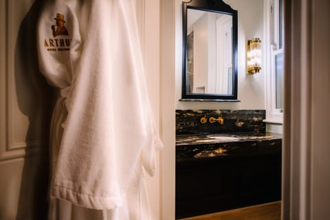 Deluxe Double Room, Accessible, Ensuite (King bedroom 3,5,6,9,12) | Bathroom