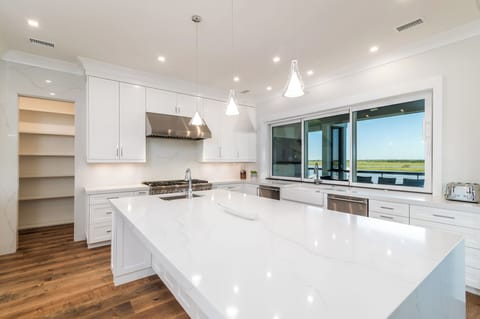 Additional island seating