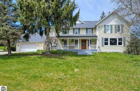 Historic Vineyard Views Farmhouse and Granary