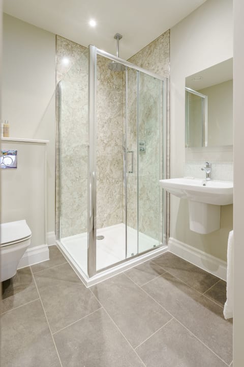 Deluxe Double Room, 1 King Bed, Courtyard View | Bathroom | Designer toiletries, hair dryer, bathrobes, slippers