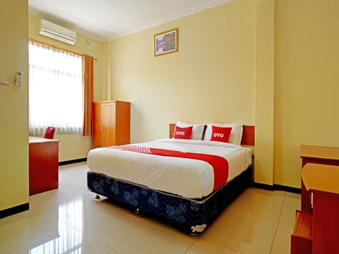 Deluxe Suite | Desk, laptop workspace, blackout drapes, free WiFi