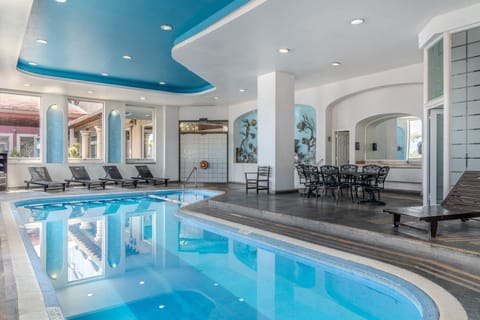 Indoor pool, sun loungers