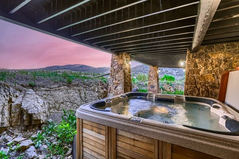 House, 5 Bedrooms | Outdoor spa tub