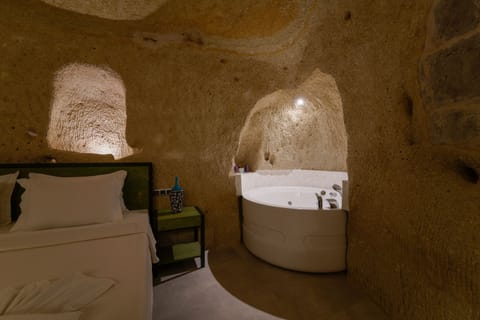 EXCLUSIVE CAVE SUITE ROOM WITH JACUZZI | Bathroom | Shower, rainfall showerhead, designer toiletries, hair dryer