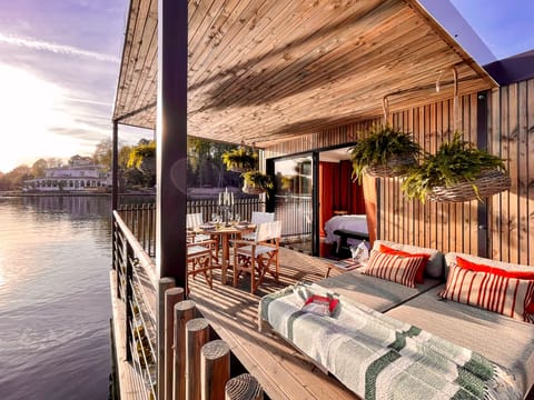 Lodge avec Spa | Minibar, in-room safe, individually decorated, desk