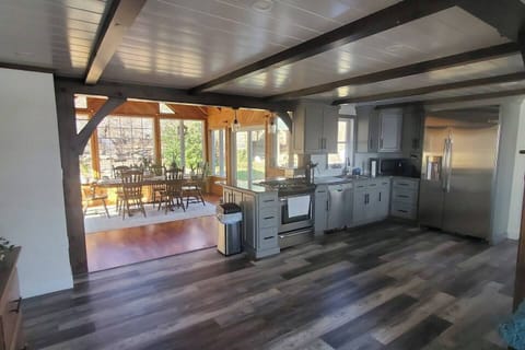 Fully stocked kitchen (1)
