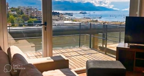 Panoramic Apartment, 2 Bedrooms, Bay View | 2 bedrooms, hypo-allergenic bedding, free WiFi, bed sheets