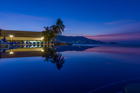 2 outdoor pools, sun loungers