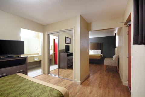 Suite, Multiple Beds, Non Smoking (3 Double Beds) | Desk, iron/ironing board, cribs (free), WiFi (free)