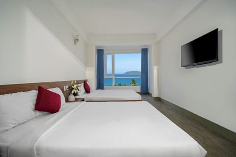 Deluxe Quadruple Room | In-room safe, desk, soundproofing, iron/ironing board