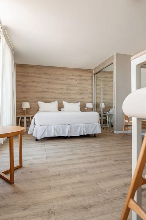 Deluxe Room with Terrace | Premium bedding, minibar, in-room safe, laptop workspace
