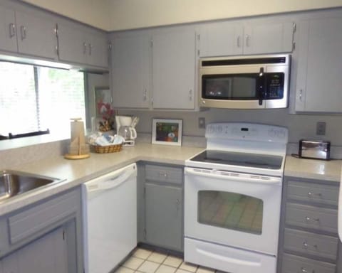 Condo, 2 Bedrooms | Private kitchen | Coffee/tea maker, toaster