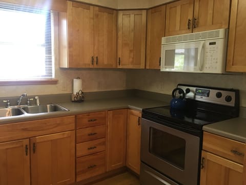 Cottage, 2 Bedrooms | Private kitchen | Oven, toaster