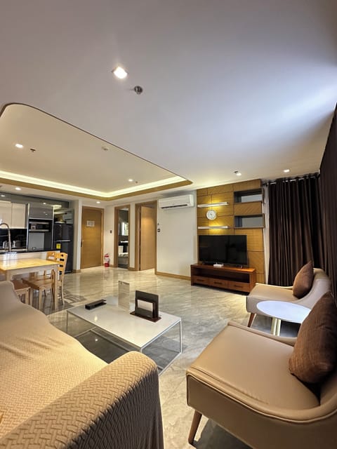 Executive Suite | Living area | Flat-screen TV