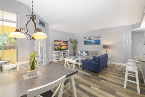 Open flor plan tastefully accented with beach decor.⚓️