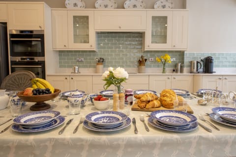 Ground floor: Well-equipped kitchen and breakfast seating area