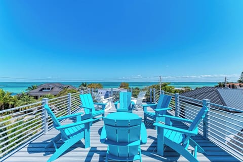 Roof top deck with aerial views