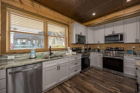 Fully equipped kitchen: cook/bake/dinner/silver-ware provided