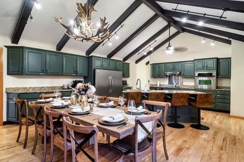 Fully equipped, gourmet kitchen