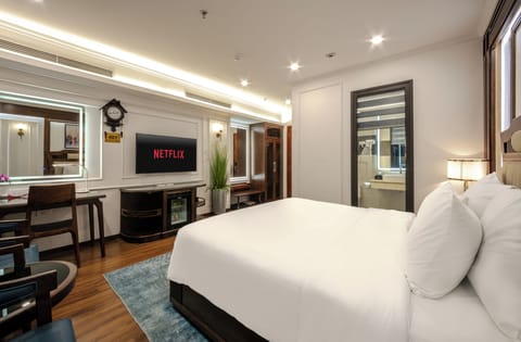 Executive Double Room | Minibar, in-room safe, blackout drapes, iron/ironing board