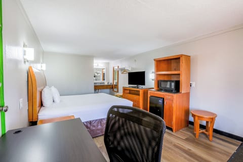 Standard Room, 1 Queen Bed, Non Smoking | Free WiFi, bed sheets