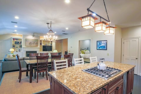 The open floor plan between the kitchen, dining area and living room makes it very easy to interact with your guests.