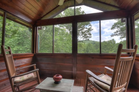Gorgeous Blue Ridge cabin rental near hiking trails