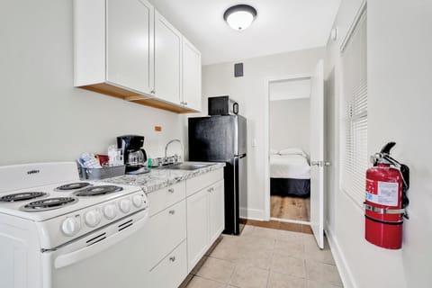 Suite, 2 Bedrooms | Private kitchen | Fridge, microwave, coffee/tea maker, paper towels