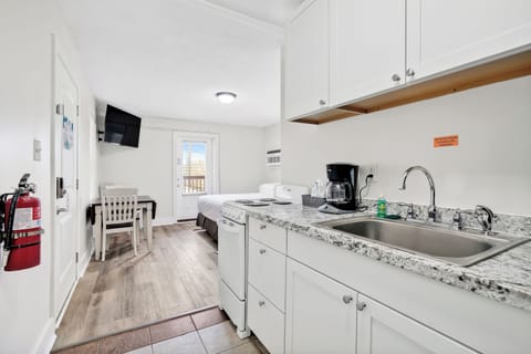 Suite, 2 Bedrooms | Private kitchen | Fridge, microwave, coffee/tea maker, paper towels