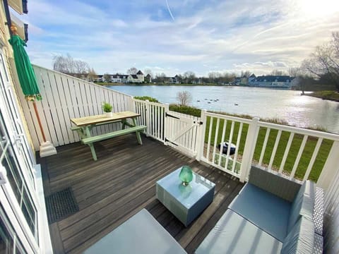 Alfresco lakeside living at its best.