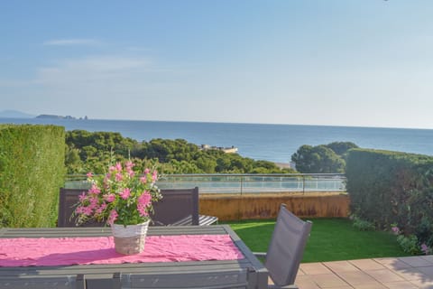 Apartment with a spectacular views,  Terrace with garden private.Comnmunity pool