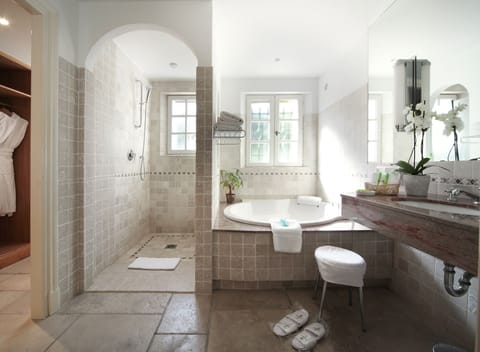 Separate tub and shower, free toiletries, hair dryer, bathrobes