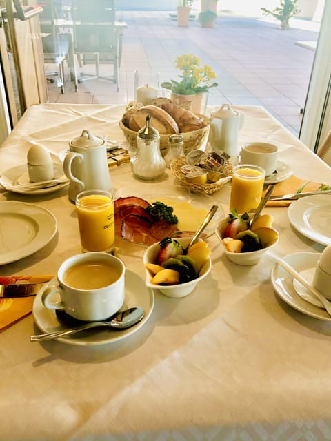 Free daily cooked-to-order breakfast