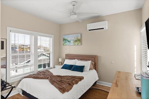 Queen Bed w/ all Linens provided