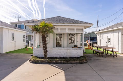 Cottage #2- Seabreeze Suite