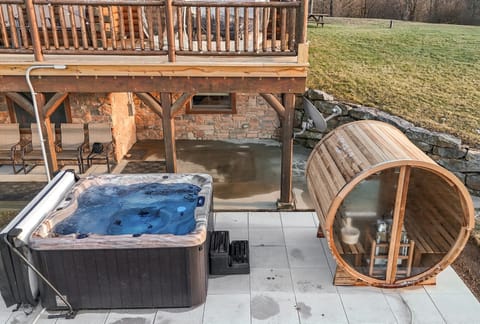Large  hot tub and cedar sauna!