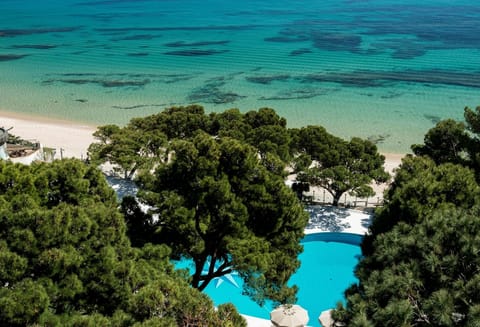9 outdoor pools, pool umbrellas, sun loungers