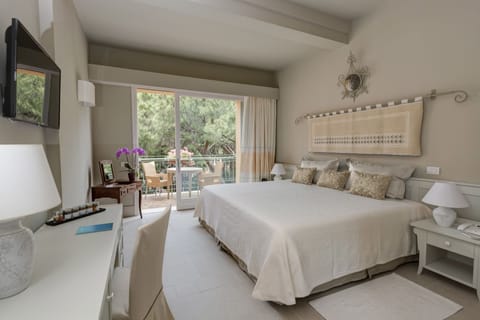 Superior Double Room, Garden Area | Premium bedding, minibar, in-room safe, individually decorated