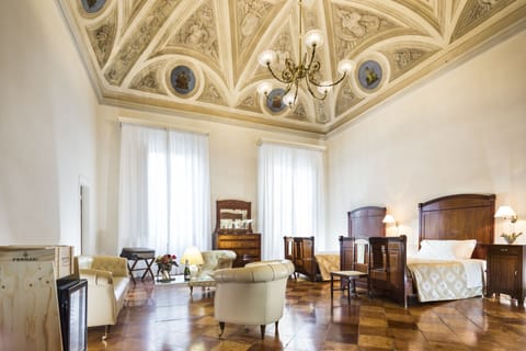 Suite | Minibar, in-room safe, desk, iron/ironing board