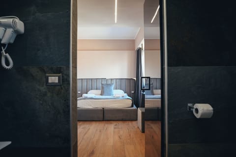 Standard Room, 1 Large Twin Bed | Down comforters, minibar, desk, laptop workspace