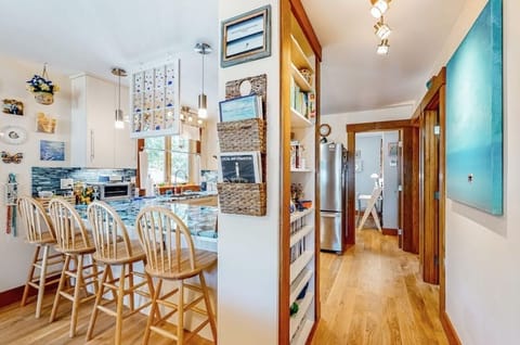 Countertop dining area