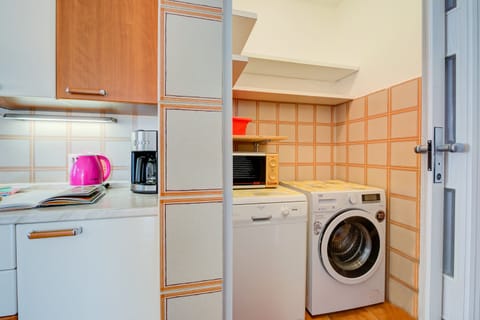 Laundry corner and dishwasher