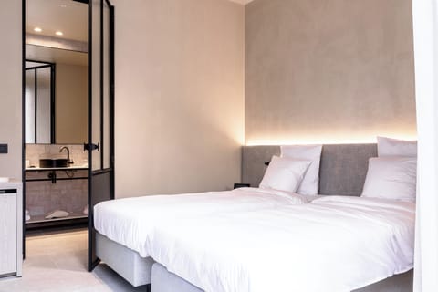 The Cozy | Minibar, in-room safe, individually decorated, individually furnished