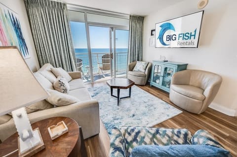 Living Room with Stunning Views☀️
