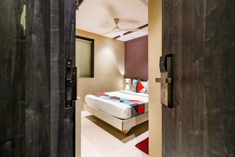 Egyptian cotton sheets, premium bedding, in-room safe, desk