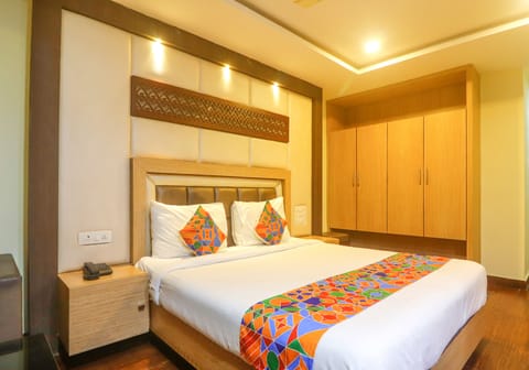 Egyptian cotton sheets, premium bedding, in-room safe, desk